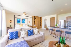 Estudio, 1 cama King size y sofá cama, balcón | Muebles diferentes y espacio para trabajar con laptop