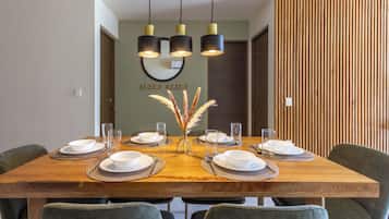 Comfort Apartment, 2 Bedrooms, Balcony | In-room dining