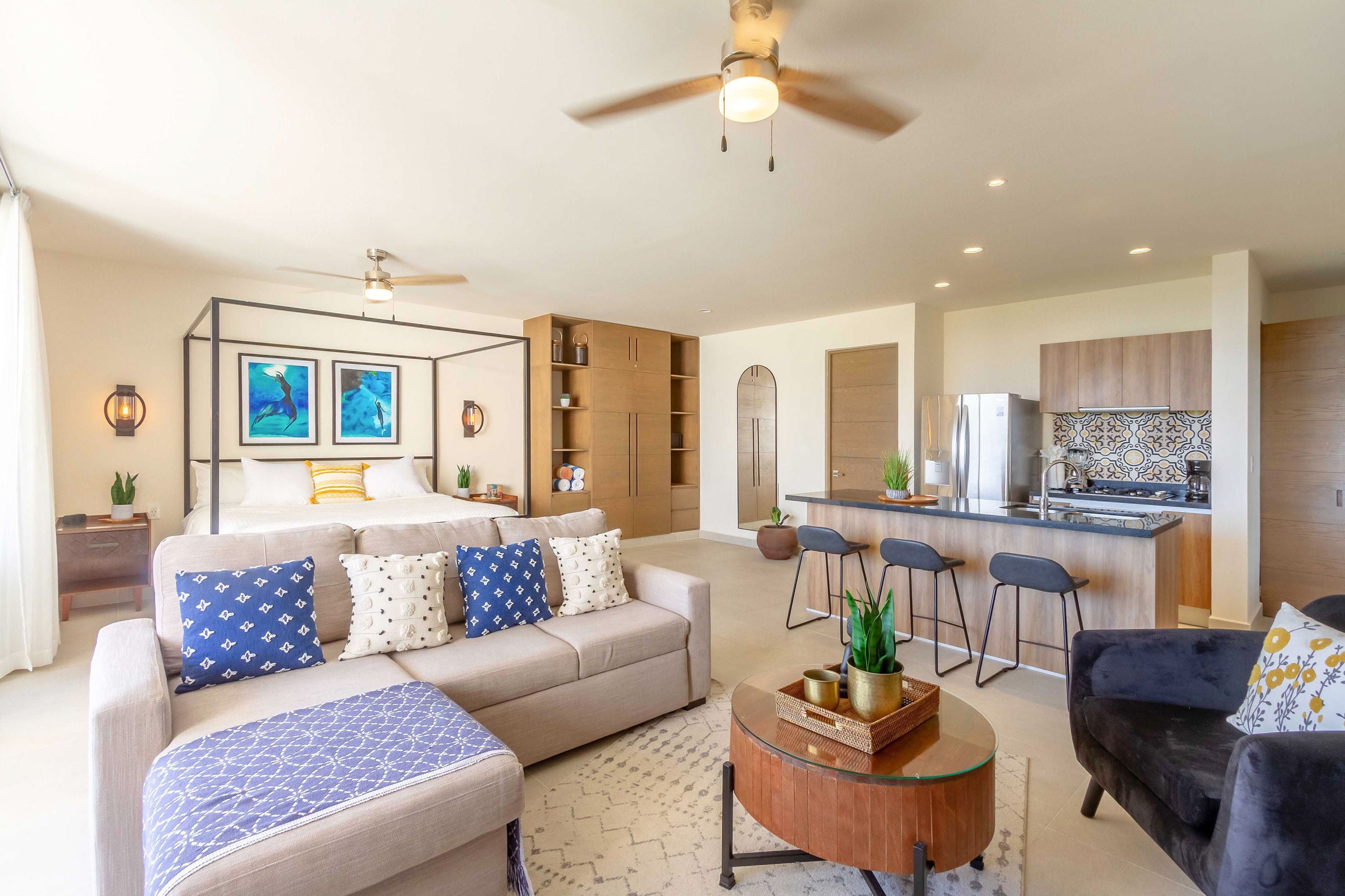 Studio, 1 très grand lit et 1 canapé-lit, balcon | Ameublement personnalisé, espace de travail pour ordinateur portable