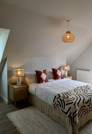 3 slaapkamers, een strijkplank/strijkijzer, gratis wifi, beddengoed