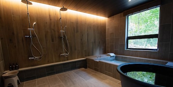 Habitación Deluxe (Type B) | Baño | Bañera y ducha independientes y bañera de agua termal