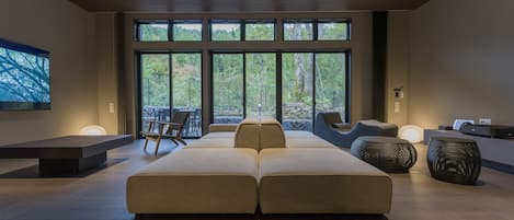 Deluxe-Zimmer (Type B) | Wohnbereich | Fernseher, Fußbodenheizung