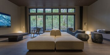 ห้องดีลักซ์ (Type B) | บริเวณนั่งเล่น | ทีวี, พื้นอุ่น