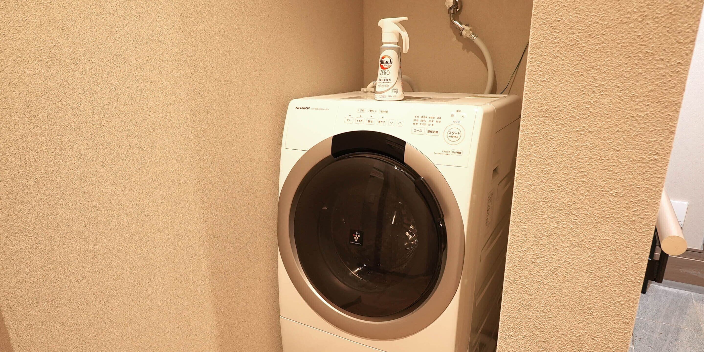 A front-loading washing machine with a detergent dispenser on top.