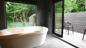 Luxury-Zimmer, Nichtraucher, Haustiere gestattet (Dog-friendly, Type D) | Badezimmer | Badewanne und Dusche (separat), Quellwasserbad, Regendusche