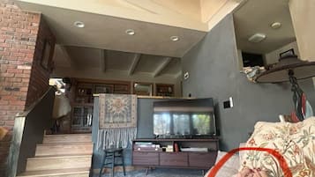 Smart TV, chimenea, libros, impresora