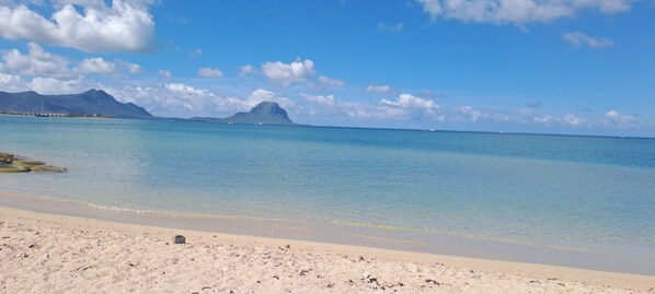 Nær stranden og strandhåndklær