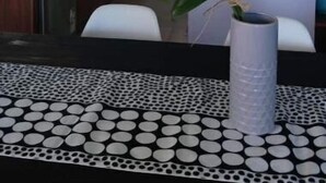 Une cuisine moderne avec un coin repas.