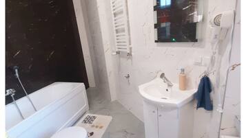 Haartrockner, Handtücher, Toilettenpapier