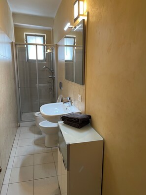 Hair dryer, towels, soap, toilet paper - Spacious and cozy apartment in historic center (Mantova)