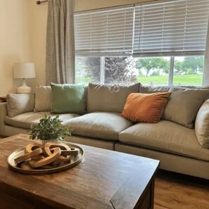 Living area - Cozy 3Br 2Ba home with Yoga/Gym room. Best Location! (Antioch)