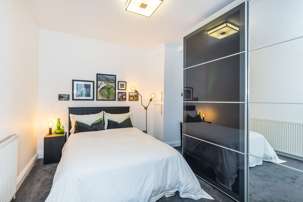 Kensington Stunning Three Bedroom (Three Bathroom) Apartment