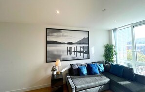 TV - Bracknell RWH Stunning Two Bedroom Apartment (Bracknell)