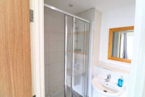 Addlestone: Stylish & Modern Four Bedroom (Three & half Bath) Townhouse