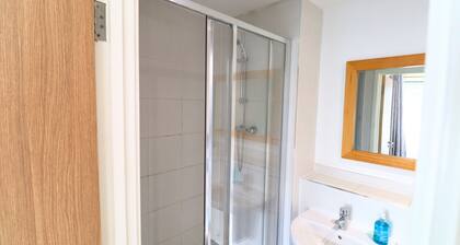 Addlestone: Stylish & Modern Four Bedroom (Three & half Bath) Townhouse