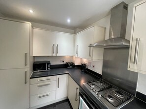 Kühlschrank, Mikrowelle, Ofen, Geschirrspüler