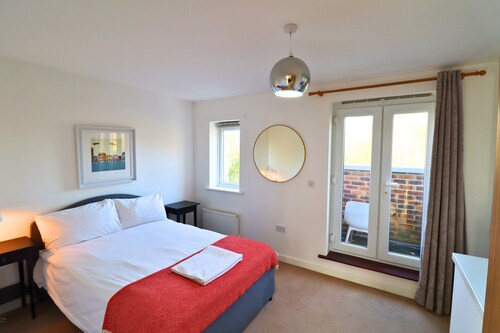 Addlestone: Stylish & Modern Four Bedroom (Three & half Bath) Townhouse