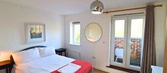 Addlestone: Stylish & Modern Four Bedroom (Three & half Bath) Townhouse