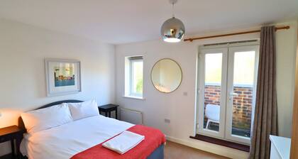 Addlestone: Stylish & Modern Four Bedroom (Three & half Bath) Townhouse