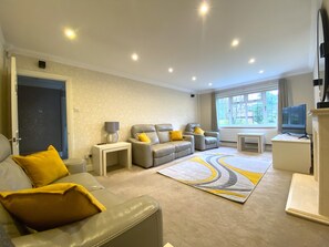 TV - Binfield: Beautiful Five Bedroom House (Binfield)