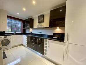 Fridge, microwave, oven, dishwasher - Binfield: Beautiful Five Bedroom House (Binfield)