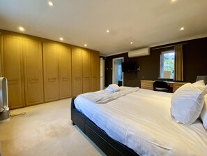 5 bedrooms, iron/ironing board - Binfield: Beautiful Five Bedroom House (Binfield)