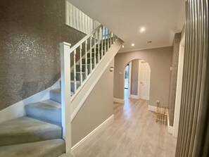 Interior - Binfield: Beautiful Five Bedroom House (Binfield)