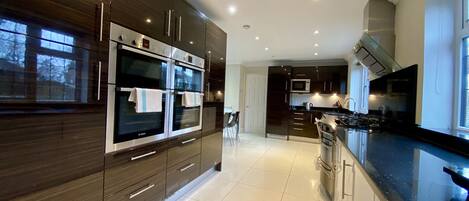 Kühlschrank, Mikrowelle, Ofen, Geschirrspüler