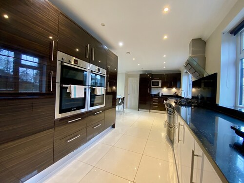 Binfield: Beautiful Five Bedroom House