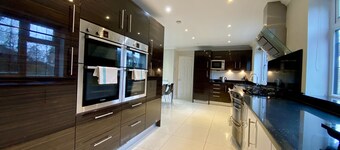 Binfield: Beautiful Five Bedroom House