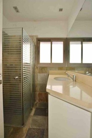 Douche, serviettes fournies, savon, papier de toilette