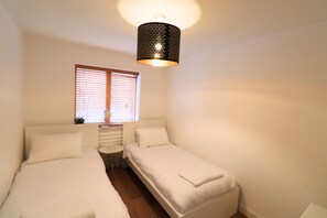 2 Schlafzimmer, Bügeleisen/Bügelbrett