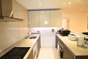 Kühlschrank, Mikrowelle, Ofen, Geschirrspüler