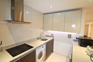 Kühlschrank, Mikrowelle, Ofen, Geschirrspüler