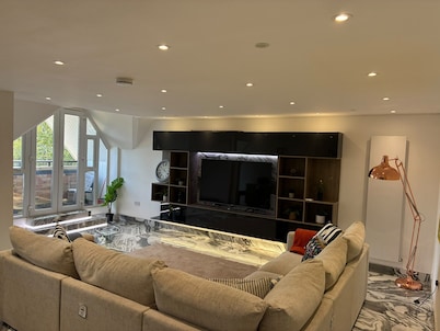 Maidenhead Fabulous Stylish Two Bedroom Penthouse