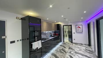 Kjøleskap, mikrobølgeovn, ovn og oppvaskmaskin