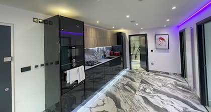 Maidenhead Fabulous Stylish Two Bedroom Penthouse