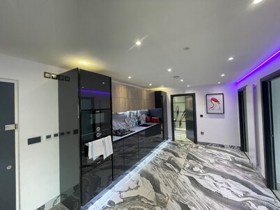Maidenhead Fabulous Stylish Two Bedroom Penthouse
