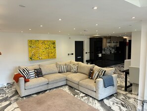 TV - Maidenhead Fabulous Stylish Two Bedroom Penthouse (Maidenhead)