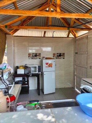 Frigorifero, microonde, forno, bollitore elettrico