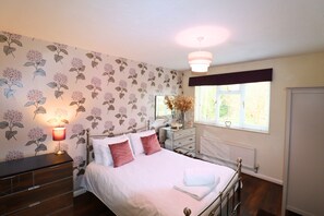 5 Schlafzimmer, Bügeleisen/Bügelbrett