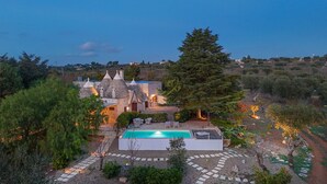 A villa with a swimming pool, stone pathway, and a large tree. - TD I Pagliericci - Enjoy Trulli with Pool (Monopoli)