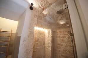 Bruser, hårtørrer, bidet, håndklæder