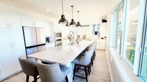 Fridge, microwave, oven, stovetop - Lakefront Luxury-Legoland, Lake Wales, Sebring Raceway, Disney & Hiking Nearby (FROSTPROOF)