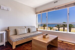 204A - Ocean View Studio | Woonruimte | Een 40-inch smart-tv met digitale zenders, Netflix en Hulu