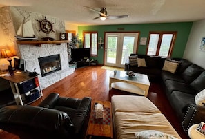 Smart TV, video games, offices, computer monitors - HappyDaze Condo: Views, Private Hot Tub, Pool, Comfy Beds (LaFollette)