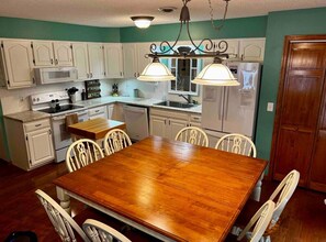 Fridge, microwave, oven, stovetop - Ridge/Lake Views, Private Hot Tub, Pet-Friendly, Walkout to Yard, Covered Porch (LaFollette)