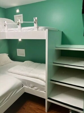 2 bedrooms, iron/ironing board, WiFi, bed sheets - HappyDaze Condo: Views, Private Hot Tub, Pool, Comfy Beds (LaFollette)