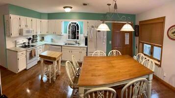 雪櫃、微波爐、焗爐、爐具