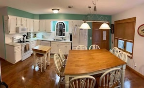 Fridge, microwave, oven, stovetop - HappyDaze Condo: Views, Private Hot Tub, Pool, Comfy Beds (LaFollette)